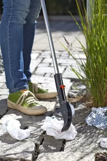 Makkelijk papier opruimen met afvalknijper Gardena